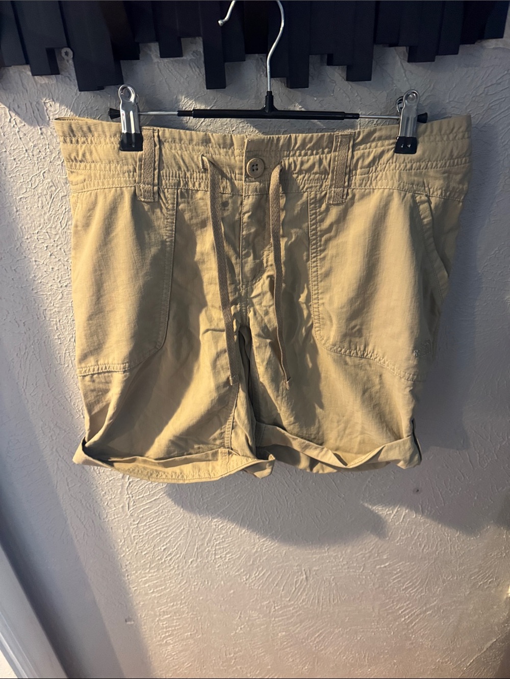 The North Face Women's Size 6 Tan Flat-Front Drawstring Shorts